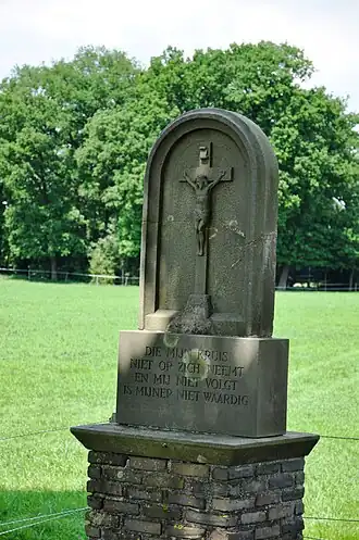 Monument aan de overzijde van de weg