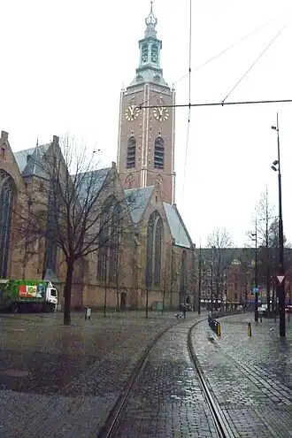 Het plein met zicht op de Grote Kerk
