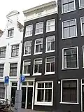 Huis met gevel onder rechte lijst
