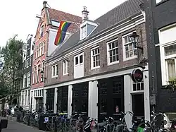 Koetshuis met gevel onder rechte lijst