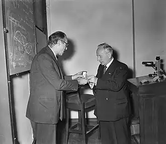 Ketelaar (links) en Frits Zernike (1955)