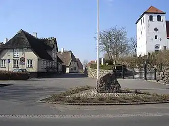 Genforeningssteen bij de kerk