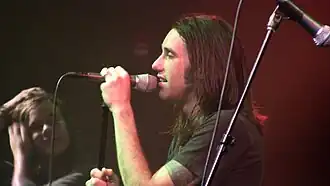 Kevin Young, de leadzanger van de band, in 2009