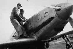 motor van de Ki-6001 wordt aangezwengeld.