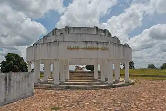 Monument voor de honderd Tutsi-leerlingen en leerkrachten die op 21 oktober 1993 door Hutu's levend werden verbrand in een benzinestation; maart 2007.