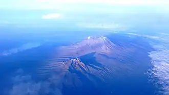 Luchtfoto vanuit het oosten; van voor naar achter:de Mawenzi, de Kibo en de Shira