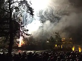 Hogmanay vuurwerkviering op de Bridge of Dochart, Killin.