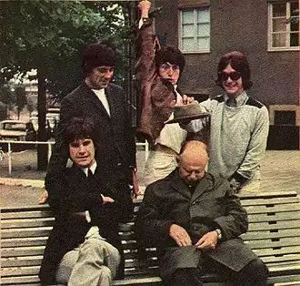 Quaife (staand, midden) met The Kinks in 1965