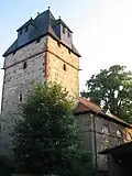 De middeleeuwse toren van de kerk te Sterzhausen