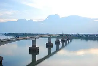 De Kisonabrug over de Mekong, de rivier die de scheiding vormt met de provincie Kampong Cham