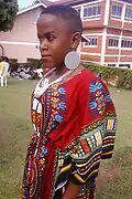 Meisje toont Kitengye uit West-Afrika in Oegandese stijl, 2015