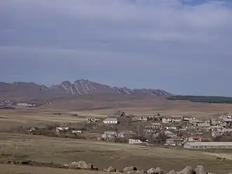 Kldekari van afstand met het dorp Livadi op de voorgrond