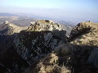 Kldekari-fort op de rots boven de Algetivallei