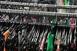 Rekken met kledinghangers