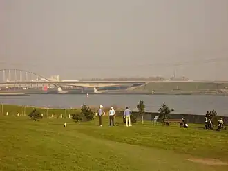 De baan ligt langs de Brielse Maas