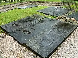 Graven op het kerkhof met rechts het graf uit 1609.