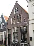 Huis met van vlechtingen voorziene puntgevel