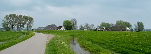 Wierde Kleiwerd met links boerderij Kleiwerd (Zijlvesterweg 17) en rechts boerderij Zijlvesterweg 15