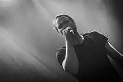  Zwartwit-foto van een mannelijke zanger met microfoon