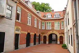 Knillispoort gezien vanuit de Hinthamerstraat