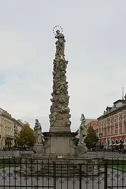 De zuil heeft een hoogte van 14 meter.