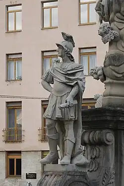 Sint-Sebastiaan,leider van de pretoriaanse garde, aan de basis van de zuil.