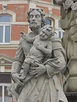 Jozef van Nazareth aan de voet van de zuil.