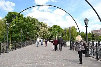 De Liefdesbrug leidt door het stadspark naar het station van Košice.