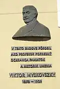 Herdenkingsplaat  voor professor Viktor Myskovszky aan het Poštová Gymnasium.