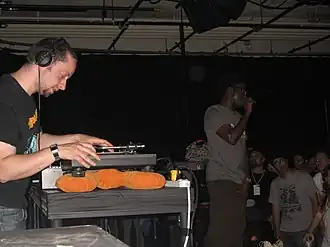 Kode9 (links) tijdens een optreden met The Spaceape (rechts)