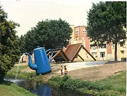 Koffiepot en gebroken tafel aan de Noordpolderkade, Den Haag 1986