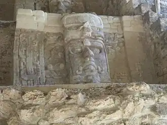 Maskers op de Piramide van de maskers in Kohunlich.