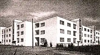 Het U-vormige gebouw ligt ingesloten tussen de Letná ulica en de Jesenná ulica.