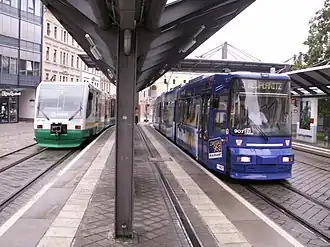 Dieseltrein en tram aan de gemeenschappelijke halte Zwickau Zentrum