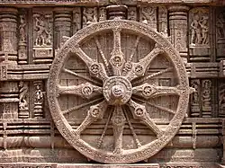 Het zonnekruis op de zonnetempel van Konarak, de hele tempel is ontworpen als een weergave van de wagen van de zonnegod Surya, India