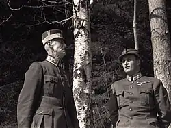 Koning Haakon en kroonprins Olav zoeken beschutting tijdens de bombardementen van de Duitse Luftwaffe in Molde, april 1940