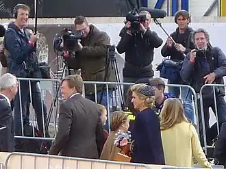 Koning Willem-Alexander met zijn gezin tijdens de viering van Koningsdag 2017 in Tilburg