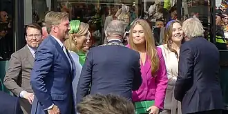 Het koninklijk gezin wordt op Koningsdag 2023 welkom geheten in Rotterdam door de burgemeester en de commissaris van de Koning