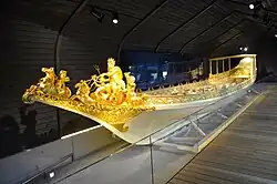 De koningssloep na renovatie in 2015 in zijn nieuwe behuizing bij het Scheepvaartmuseum