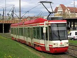 Deze serie trams (1001-1004) rust op drie draaistellen. De deur bij de bestuurder heeft voor de passagiers geen functie.