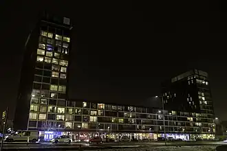 Het appartementencomplex van de Kop van Oost bij avond