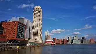 Het zandkleurige New Orleans gebouw op Kop van Zuid, Rotterdam met in de plint theater LantarenVenster.