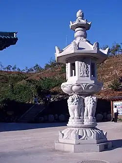 Naksansa. Koreaanse stenen lantaarn met dragende leeuwen