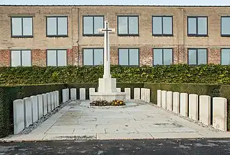 Brits perk met Cross of Sacrifice