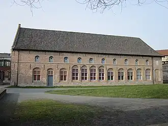 Het dormitorium van de Groeningeabdij in het huidige Begijnhofpark.
