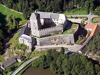 Zicht op kasteel Kost vanuit de lucht.