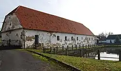 Boerderij in het dorp (2009)