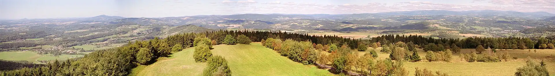 Panorama vanaf de berg Kozákov - rechts in de verte zijn de bergen van het Reuzengebergte te zien (2004)