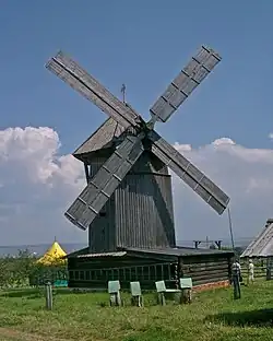 Historische houten windmolen in het Etnografisch Museum van de Mari in Kosmodemjansk