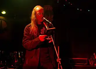 Krchovský draagt zijn poëzie voor op het festival Butterfly Effect in Ostrava, 2012